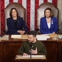 El presidente ucraniano Volodímir Zelenski durante su discurso frente a la presidenta de la Cámara de Representantes, Nancy Pelosi y la vicepresidenta Kamala Harris.