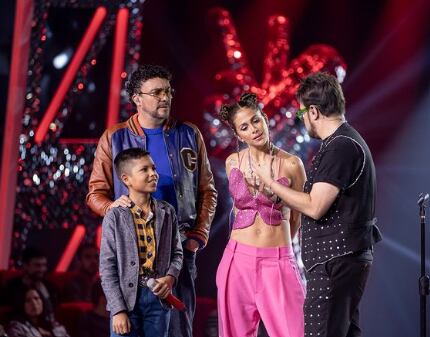 Los jurados de La Voz Kids con uno de los pequeños participantes que logró pasar a la siguiente ronda.