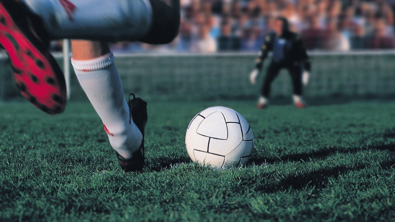 La Fiscalía acusa a un hombre de ofrecer falsas pruebas de fútbol en México y España para engañar a 15 familias y apropiarse de más de 57 millones de pesos.