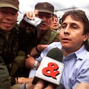 (FILES) This 13 October, 1999 file photo shows Colombian drug trafficker Fabio Ochoa (C) being escorted by police as he arrives in Bogota shortly after his capture along with another 29 narco-smugglers by Colombian authorities as part of a massive international sting operation code-named "Operation Millennium"involving the US, Mexico and Ecuador. A Miami court 26 August, 2003 sentenced Ochoa to 30 years in prison after a jury in May, 2003 found the former Medellin drug cartel kingpin guilty of involvement in a major cocaine smuggling ring. He sat motionless, his eyes closed, as Judge K. Michael Moore sentenced him to 365 months in prison and a 25,000 USD fine for his participation in the drug smuggling ring that shipped about 30 tons of cocaine a month to the United States in the late 1990s. AFP PHOTO/Pedro UGARTE (Photo by PEDRO UGARTE / AFP)