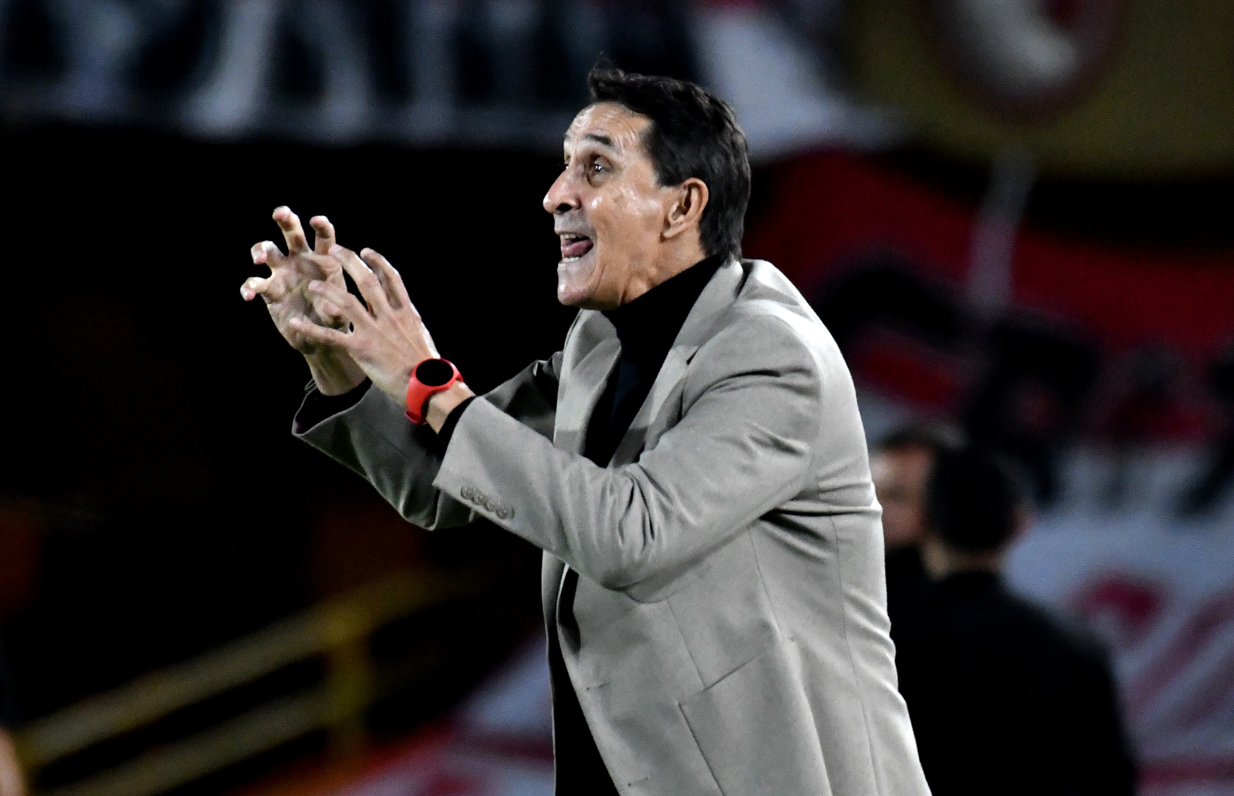 BOGOTA, COLOMBIA - AUGUST 22: Alexandre Guimaraes, coach of America de Cali gestures during a match between Independiente Santa Fe and America de Cali as part of Liga Aguila II 2019 at Estadio El Campin on August 22, 2019 in Bogota, Colombia. (Photo by Luis Ramirez/Vizzor Image/Getty Images)