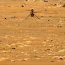 En esta imagen facilitada por la NASA, el helicóptero Mars Ingenuity se cierne sobre la superficie del planeta durante su segundo vuelo el jueves 22 de abril de 2021 (NASA / JPL-Caltech / ASU / MSSS vía AP)