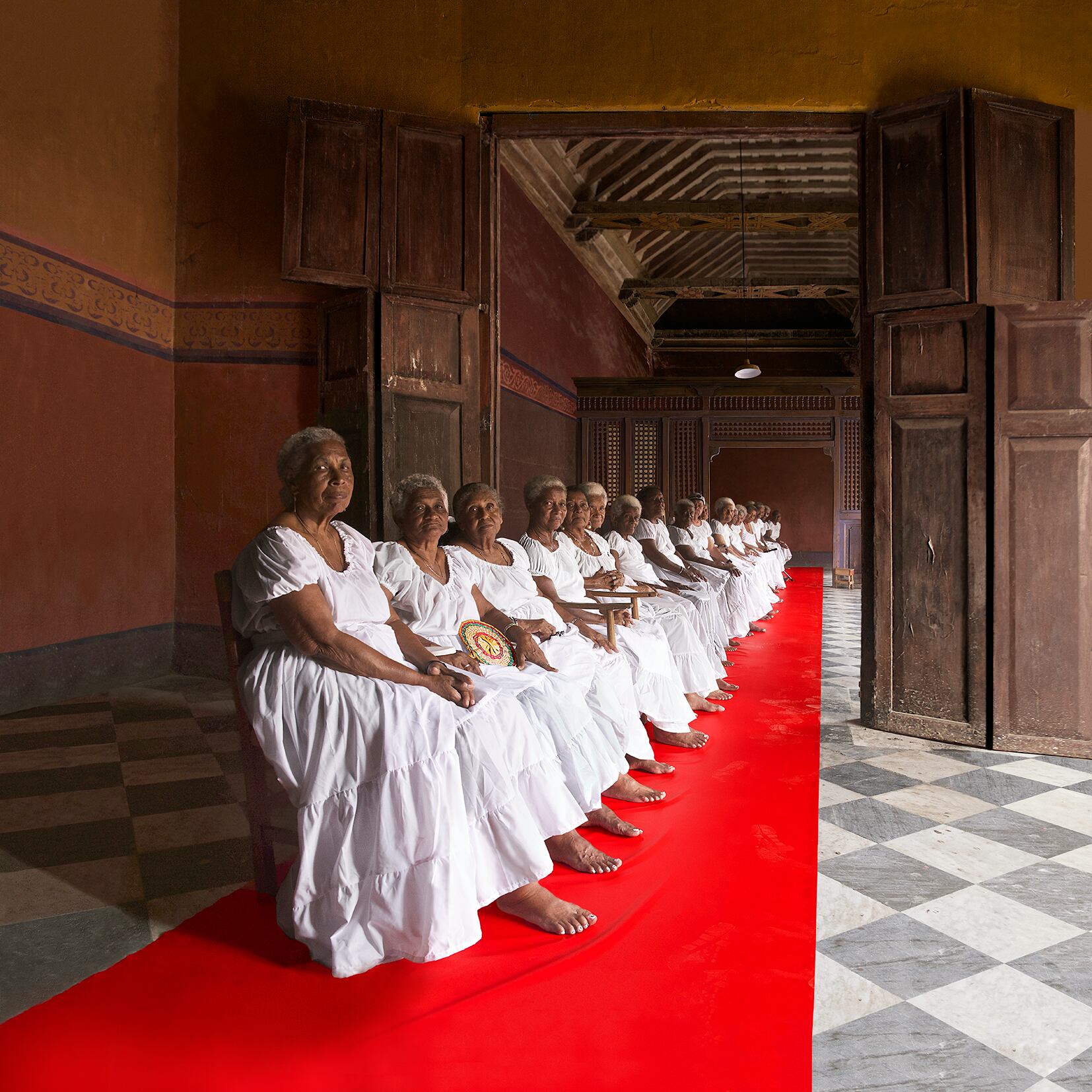 Fotografía de la ceremonia realizada con las 50 participantes en el Bodegón de la Candelaria de la obra Tejiendo calle.