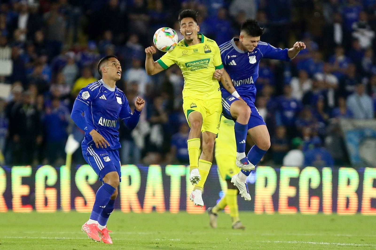 Millonarios - Bucaramanga en el Estadio El Campín de Bogotá.