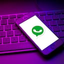 ESPAÑA - 2021/10/13: En esta ilustración fotográfica se muestra un logotipo de WhatsApp en un smartphone encima de un teclado de ordenador. (Ilustración fotográfica de Thiago Prudêncio/SOPA Images/LightRocket vía Getty Images)