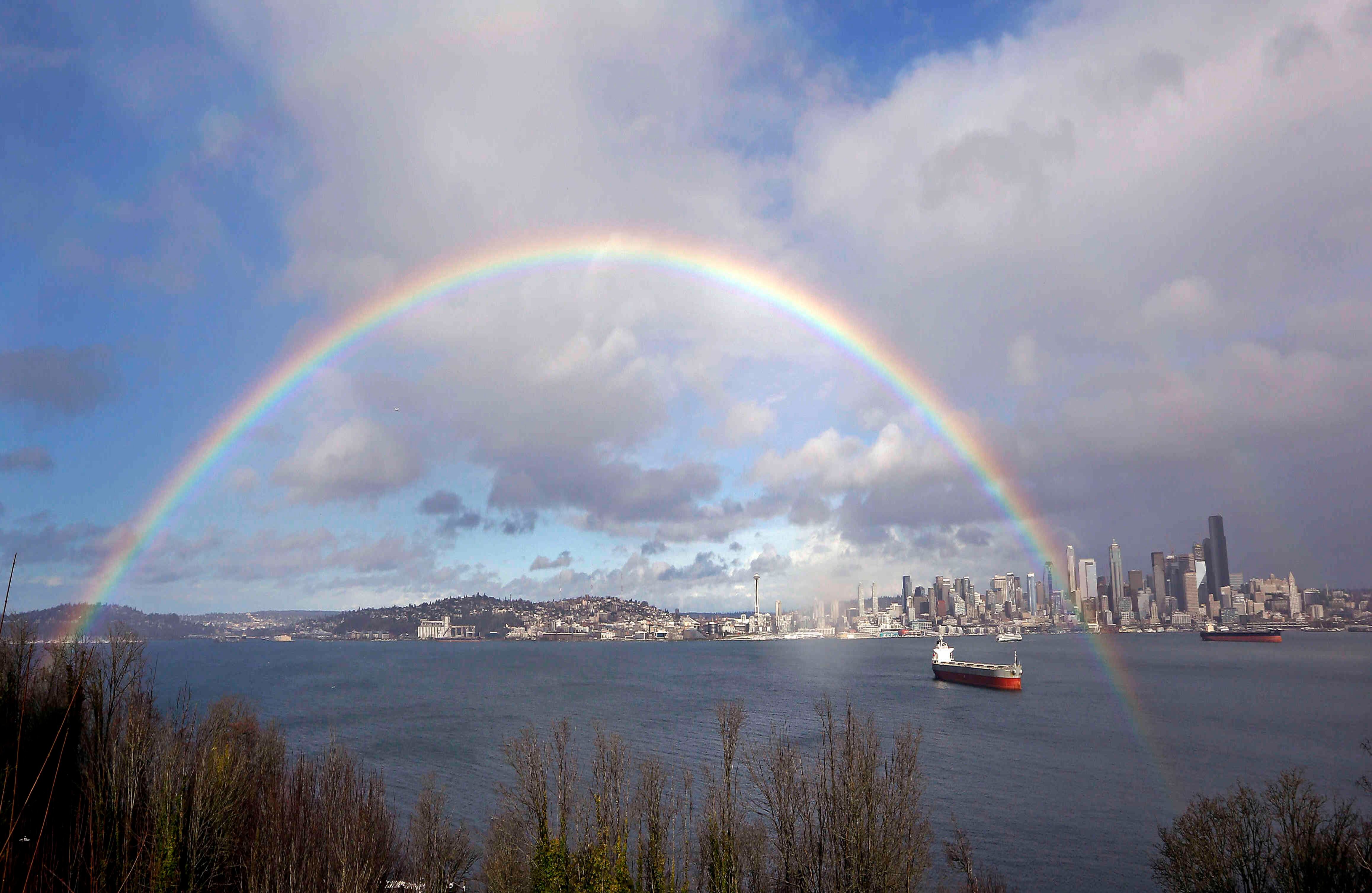 Un arco iris llena el cielo y se extiende a través de Elliott Bay y el centro de Seattle entre las lluvias el jueves, 9 de febrero de 2017. Se esperaba que la lluvia continuara en la zona hasta el viernes. (Foto AP / Elaine Thompson)
