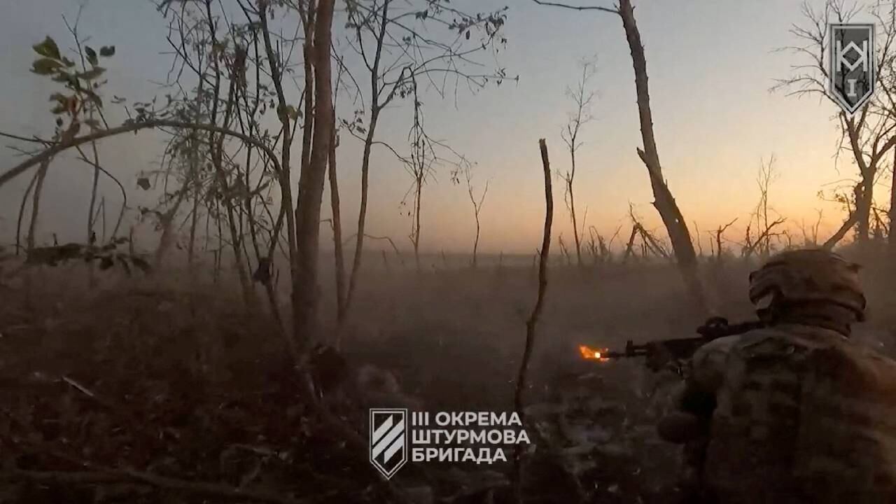 Un soldado ucraniano dispara desde su posición, en medio del ataque de Rusia a Ucrania en un lugar cercano a Bajmut.