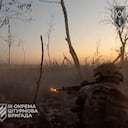 Un soldado ucraniano dispara desde su posición, en medio del ataque de Rusia a Ucrania en un lugar cercano a Bajmut.