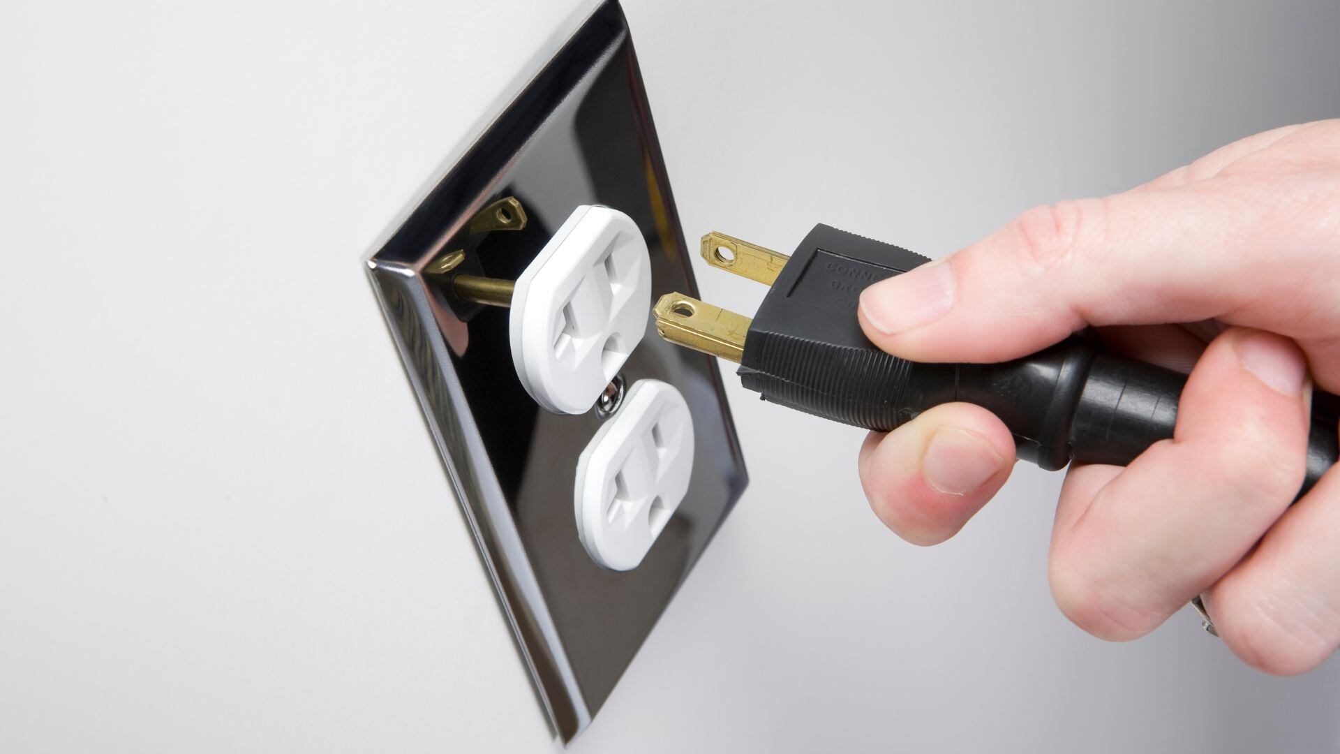 Aunque pueden parecer decorativos, cumplen funciones críticas para la seguridad eléctrica de la casa.