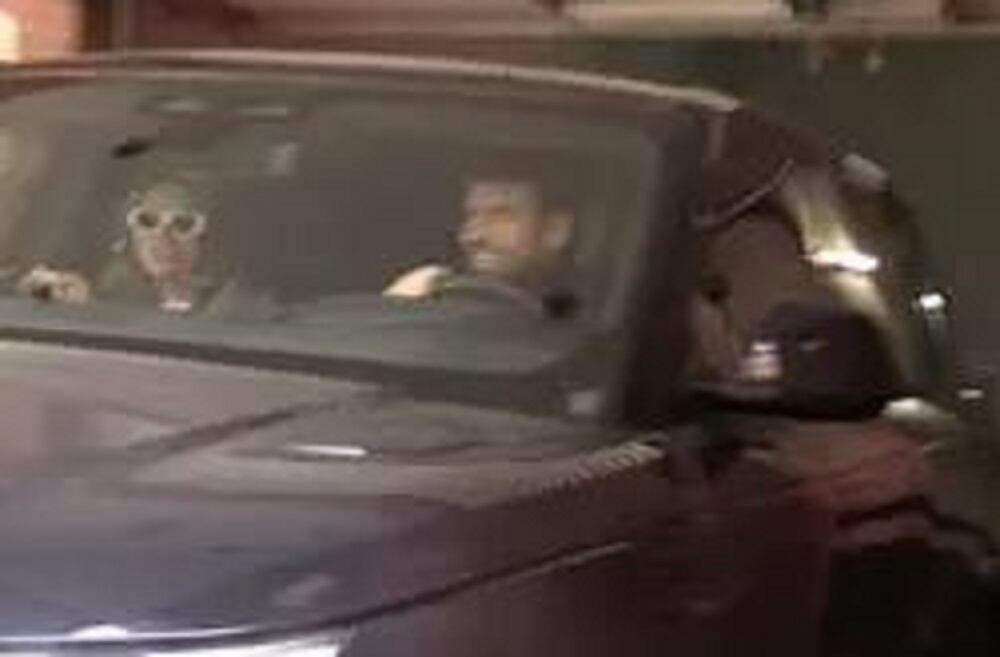 Clara Chía y Piqué saliendo de la casa del español