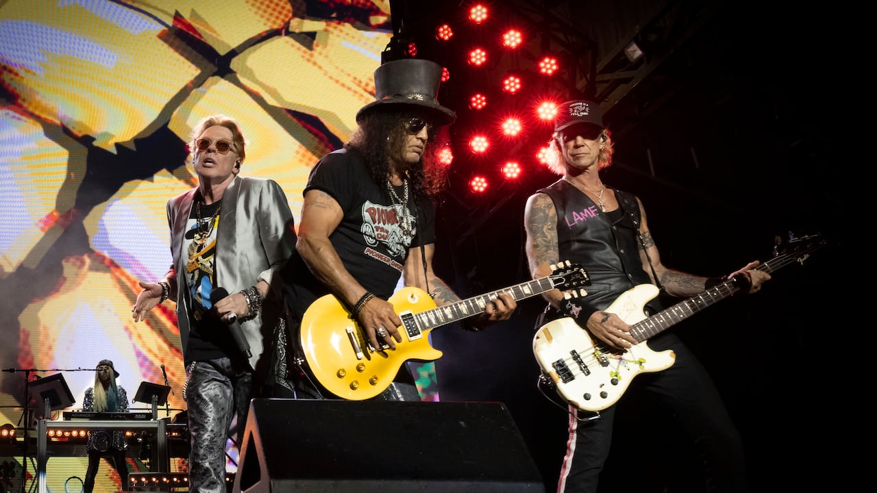 El próximo 7 de octubre, Bogotá vivirá una nueva noche legendaria cuando Axl Rose, Slash y Duff McKagan se tomen el escenario del Vive Claro Distrito Cultural, en un show que promete revivir la historia que comenzó en 1992 en El Campín y que continuó con dos fechas inolvidables en 2022