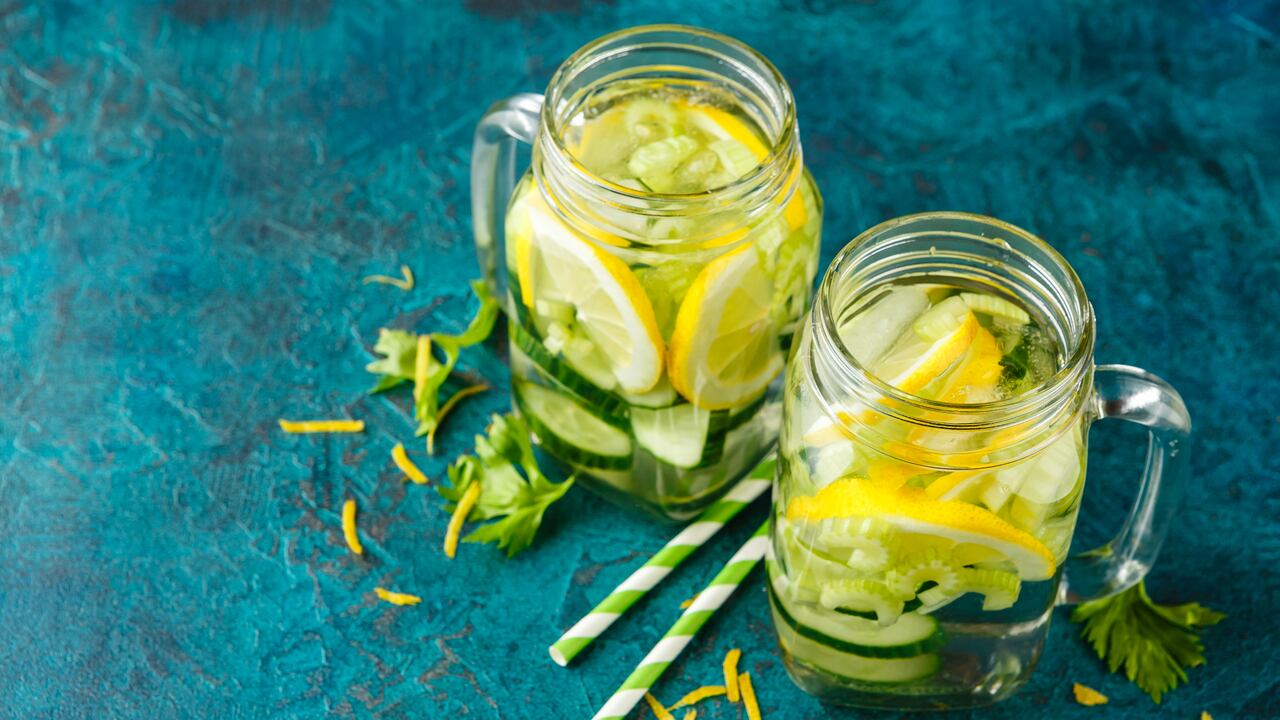 El agua de apio y limón puede ayudar a bajar de peso.