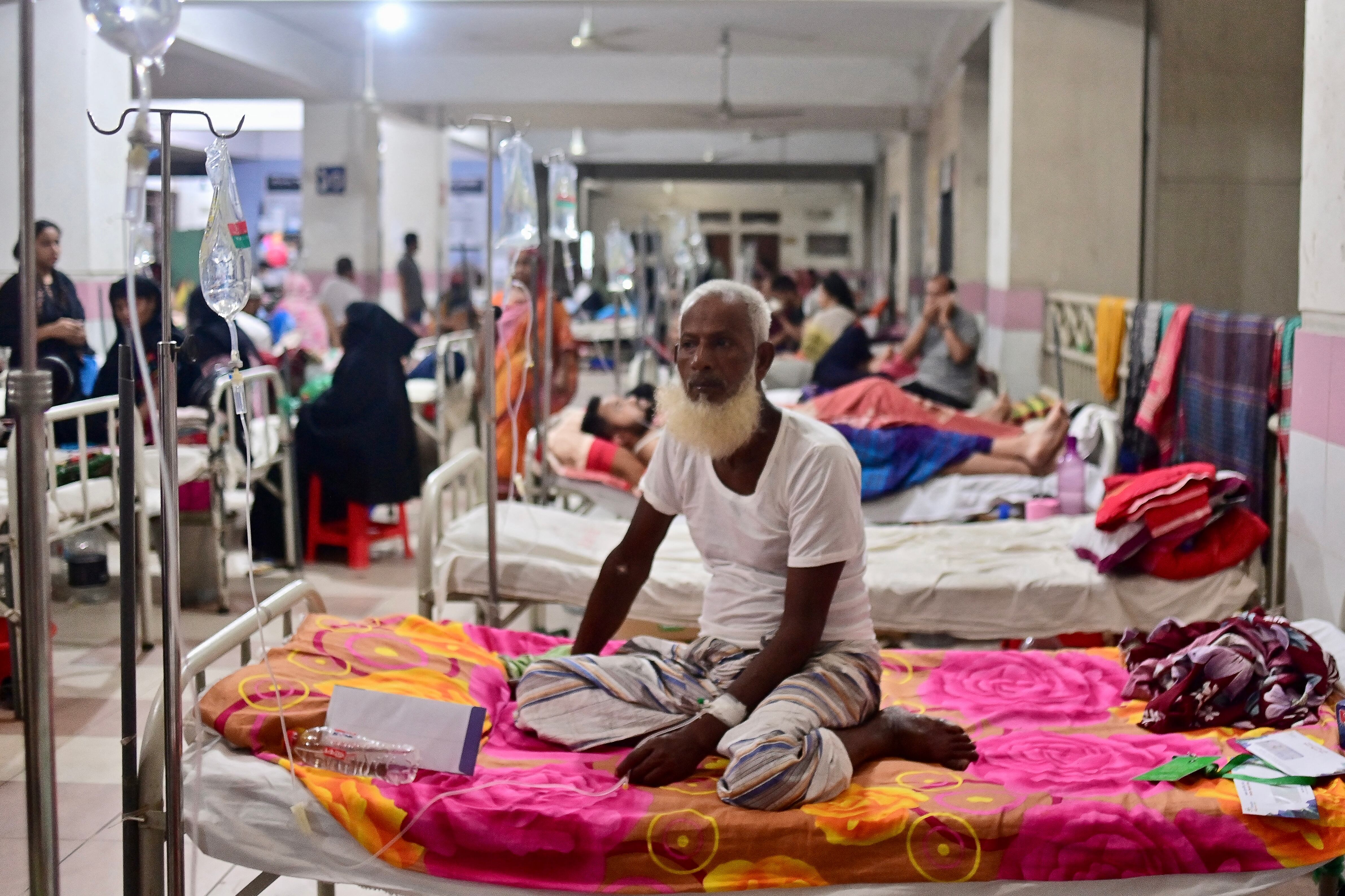 Bangladés sufre este año su peor epidemia de dengue, con un récord de 1.030 muertos y más de 210.000 casos confirmados desde inicios de 2023. El año pasado, esta enfermedad transmitida por mosquitos mató a 281 personas en este país del sur de Asia.