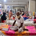 Un hombre recibe tratamiento porque sufre de dengue, en el Hospital y Facultad de Medicina de Mugda en Dhaka el 3 de octubre de 2023. Más de 1.000 personas en Bangladesh han muerto de dengue este año, el peor brote registrado en el país de la enfermedad transmitida por mosquitos. , cuya frecuencia está aumentando debido al cambio climático. (Foto de Munir uz ZAMAN / AFP)
