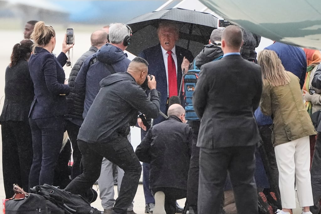 El presidente Donald Trump habla con la prensa antes de abordar el Air Force One, el domingo 12 de octubre de 2025, en la Base Conjunta Andrews, Maryland, rumbo a Oriente Medio. (Foto AP/Mark Schiefelbein)