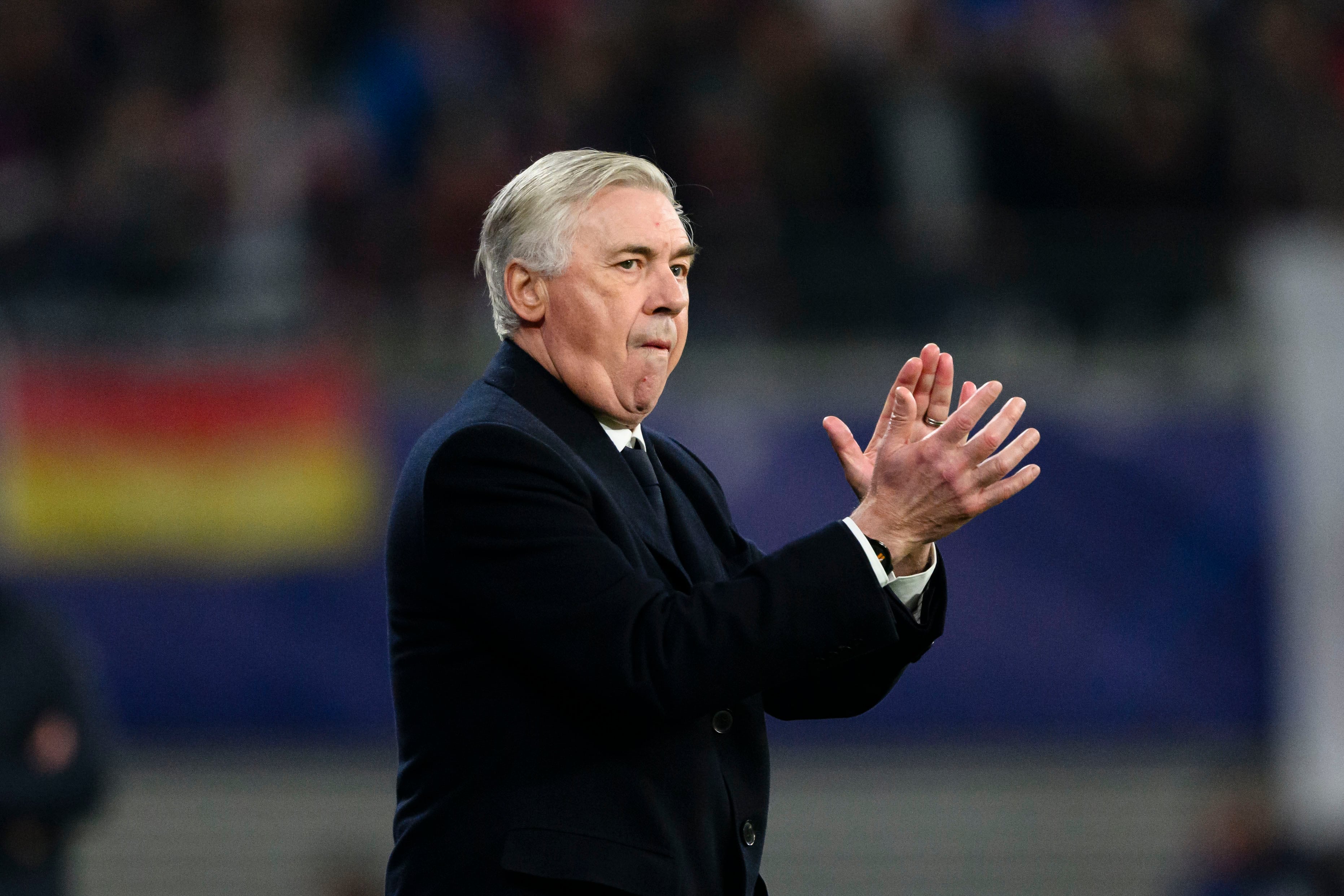 Carlo Ancelotti, técnico del Real Madrid, aplaudiendo la victoria de su equipo sobre el R.B. Leipzig, de visitante, en Alemania.