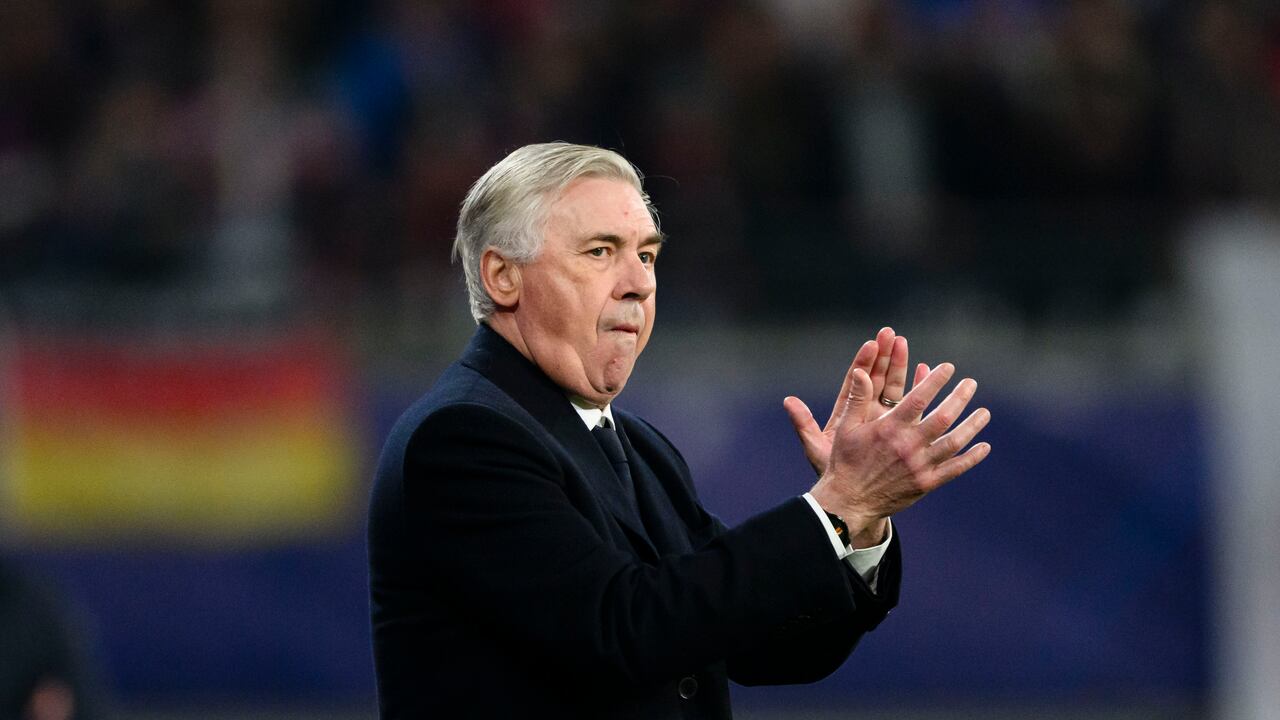 Carlo Ancelotti, técnico del Real Madrid, aplaudiendo la victoria de su equipo sobre el R.B. Leipzig, de visitante, en Alemania.
