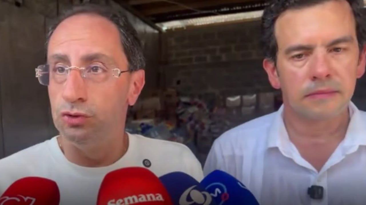 “Los niños no pueden quedar en el aire y eso es una prioridad central”, dijo el vicepresidente José Manuel Restrepo, quien estuvo con el ministro del Interior, Rodrigo Lara, en un centro de acopio de Quibdó, Chocó.