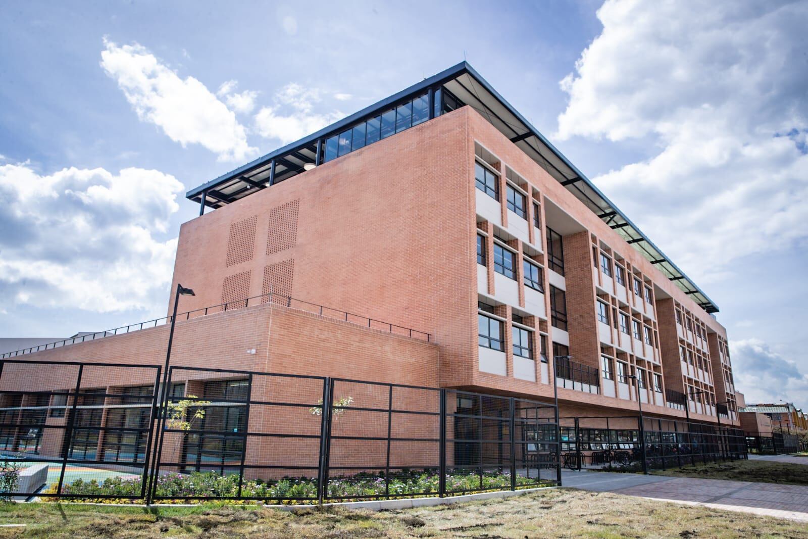 La Alcaldía de Bogotá entregó tres nuevos colegios distritales en Bosa: Sonia Osorio Saint-Malo, Laura Herrera de Varela y Esmeralda Arboleda Cadavid.