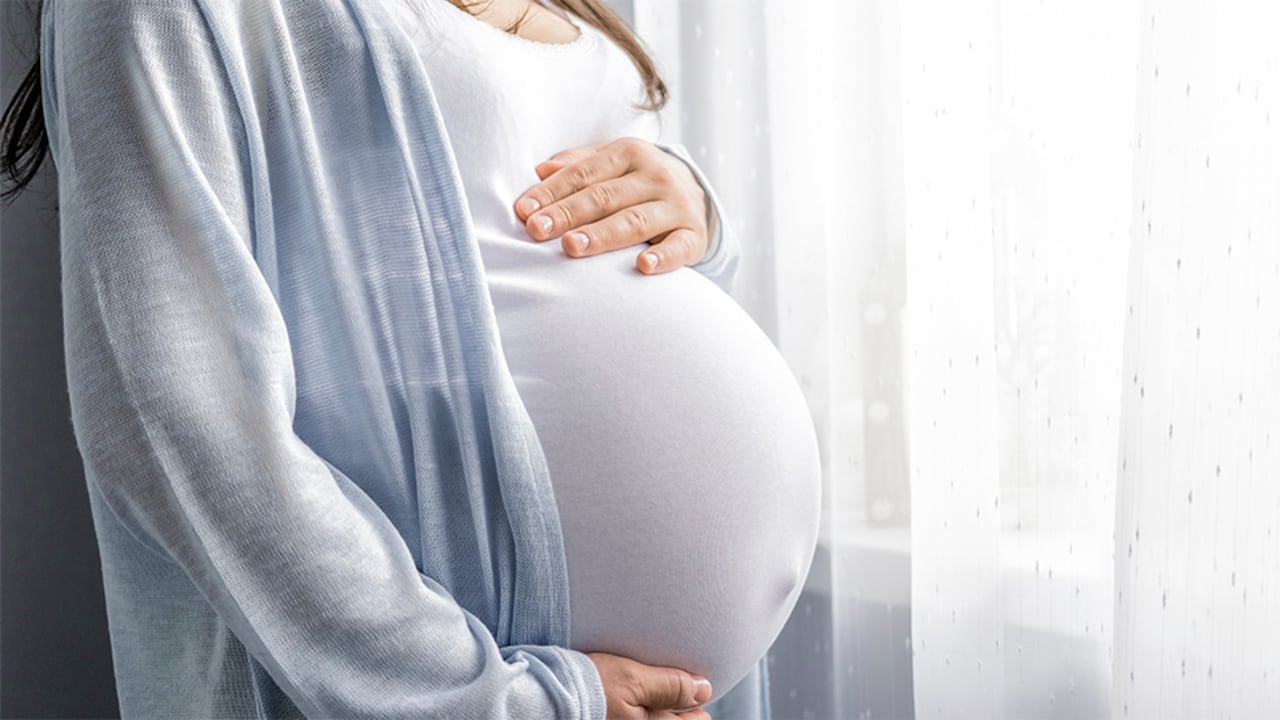 Uno de los principales síntomas de embarazo suele ser el dolor en los pechos, que algunas mujeres también describen como tirantez, sensibilidad, hormigueo o hinchazón.