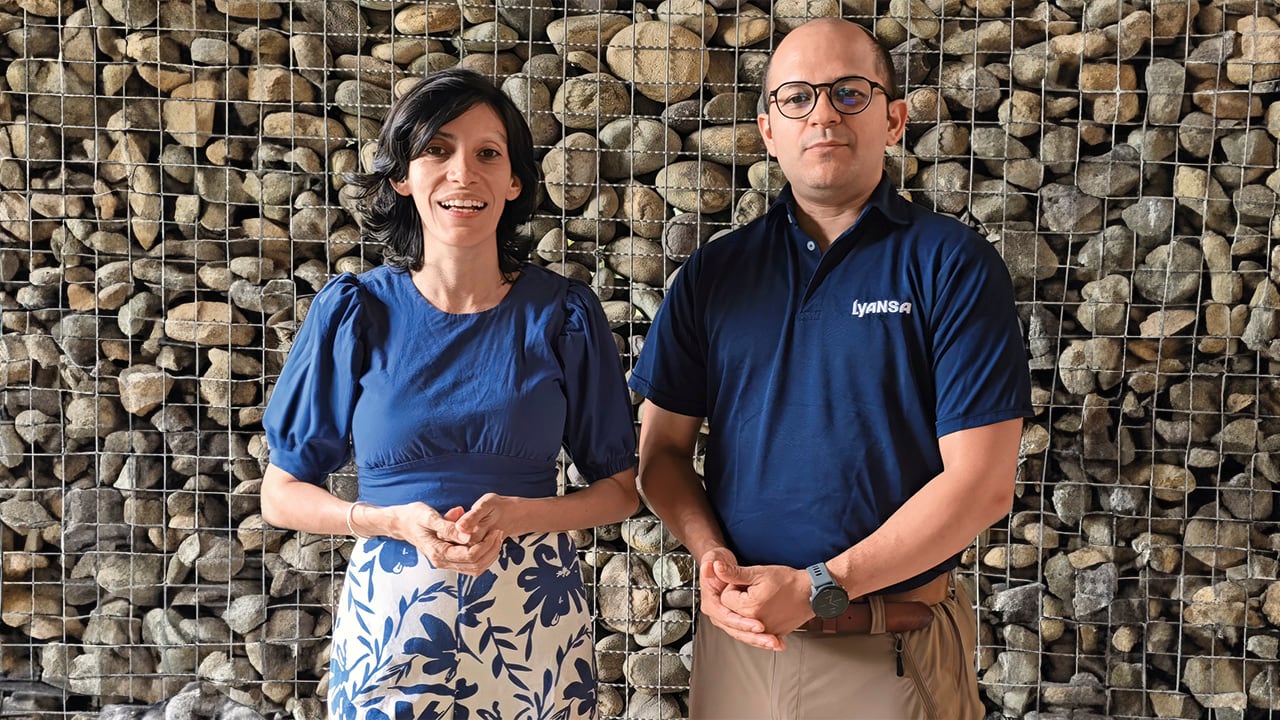 Lorna Carolina Ríos y Eduardo Solís, CEO y COO de Lyansa, respectivamente. Bajo la marca Teknia buscan transformar la gestión energética tradicional en una experiencia digital e inteligente.