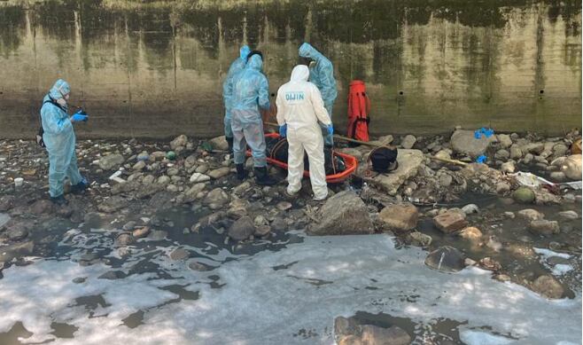 La víctima es un hombre  entre los 30 y 35  años aproximadamente.