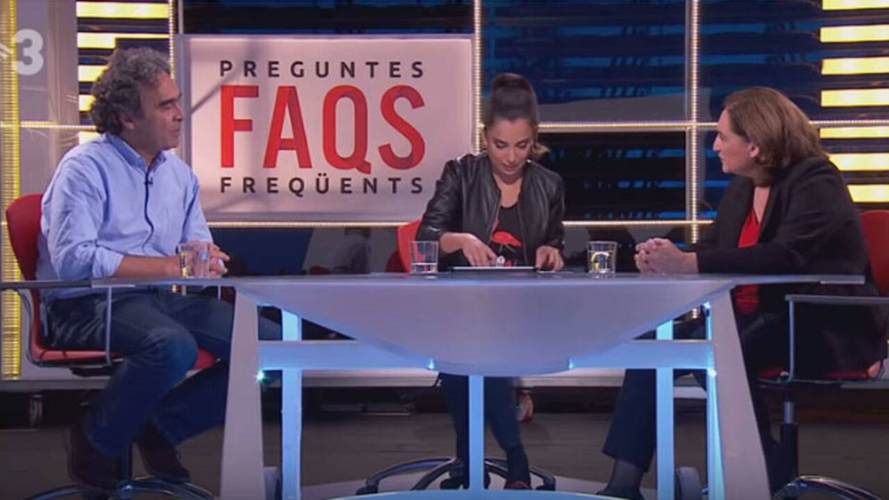 La presentadora tuvo que continuar la entrevista en español.