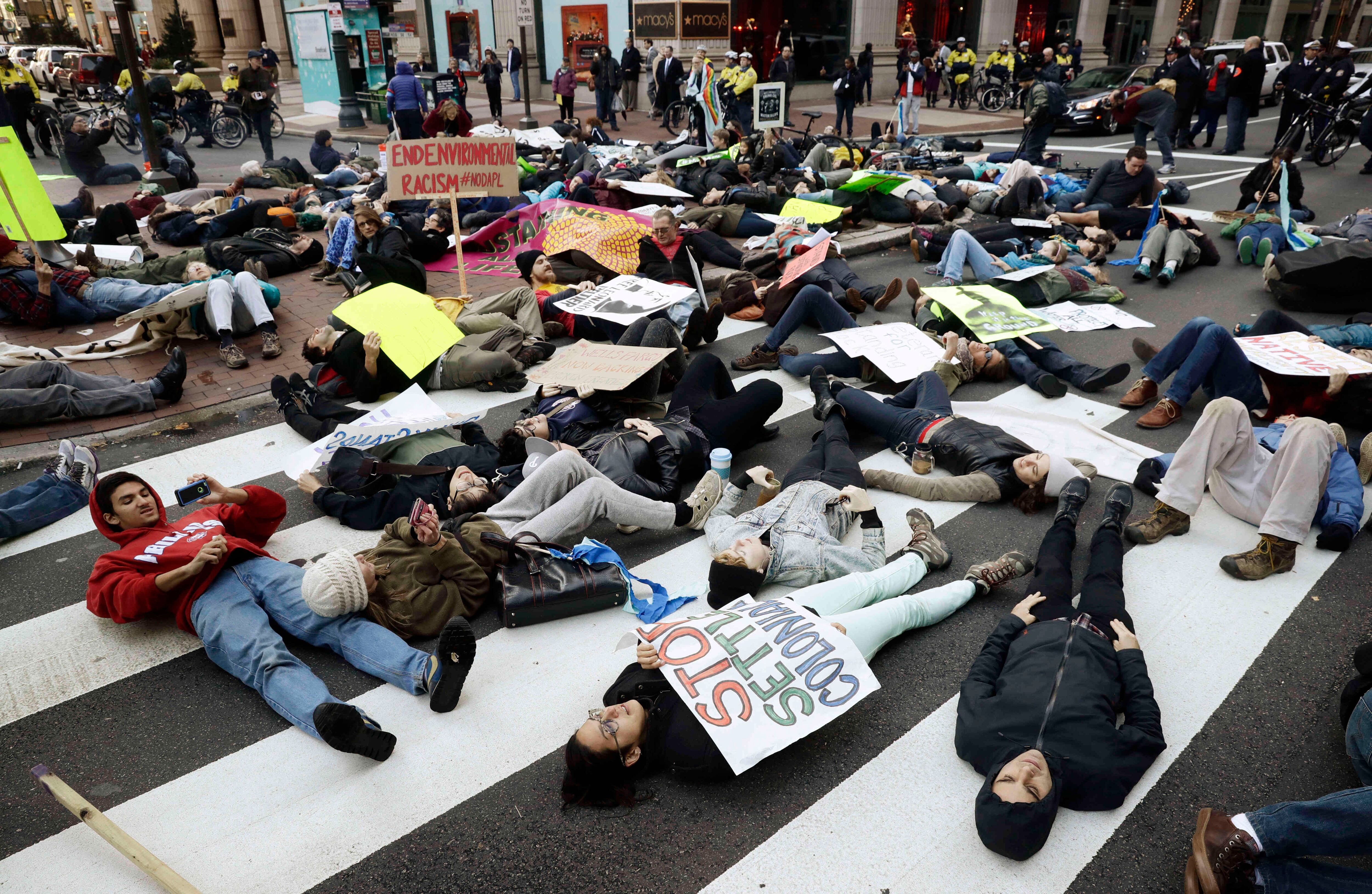 Los manifestantes demuestran solidaridad con los miembros de la tribu Sioux de Standing Rock en Dakota del Norte por la construcción del oleoducto de acceso en Filadelfia. Foto: AP.