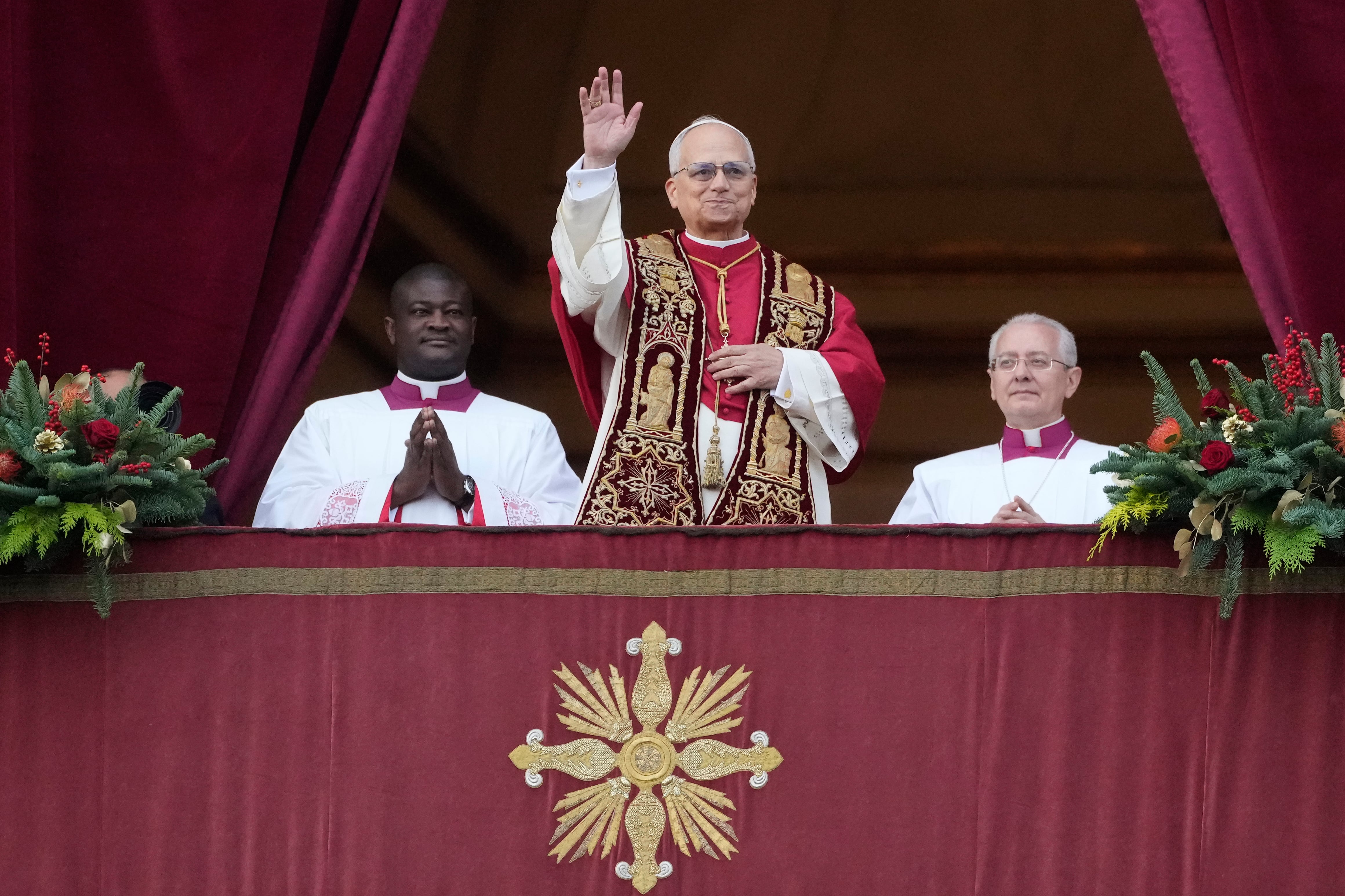 El papa León XIV saluda antes de impartir la bendición Urbi et Orbi (en latín, "a la ciudad y al mundo") de Navidad desde el balcón principal de la Basílica de San Pedro en el Vaticano.