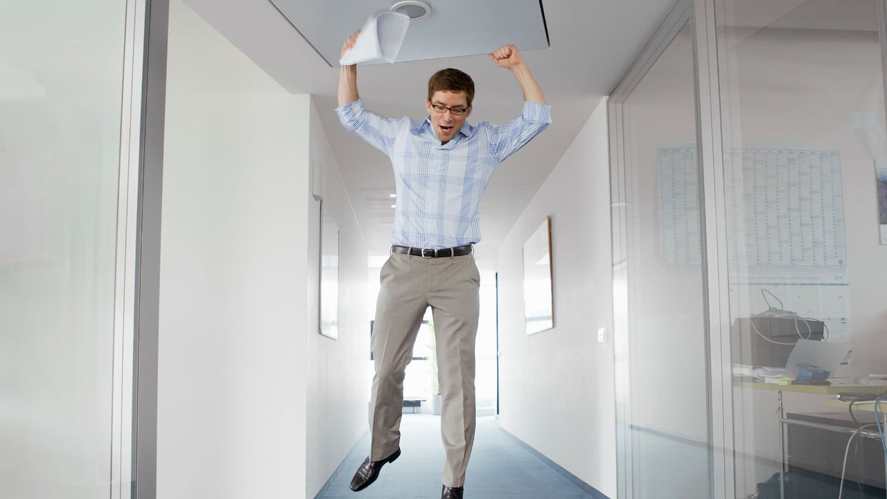 Conseguir el primer empleo es un reto, especialmente sin experiencia previa.