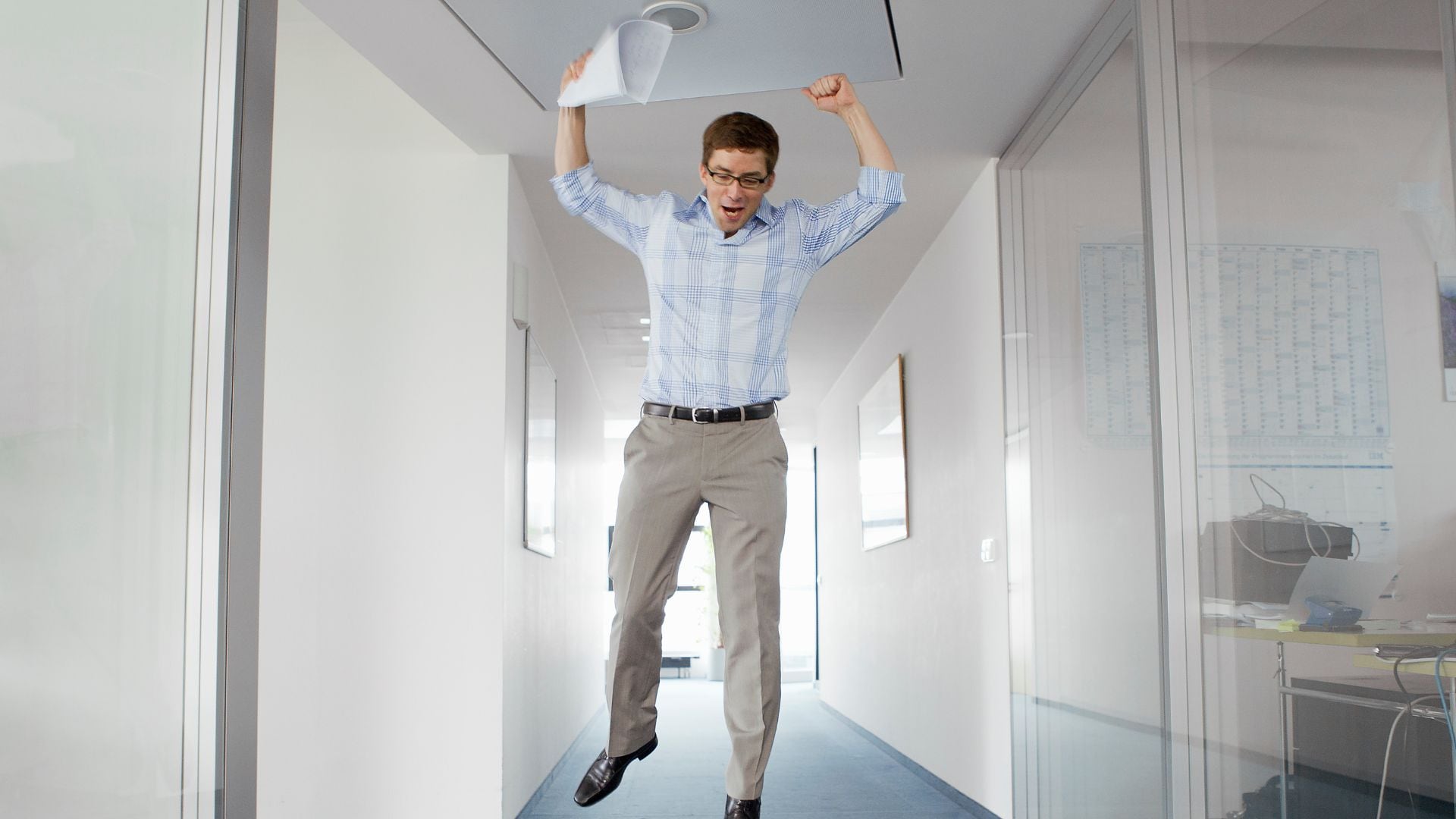 Conseguir el primer empleo es un reto, especialmente sin experiencia previa.