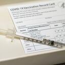 Una jeringa contiene una dosis de la vacuna Pfizer-BioNtech COVID-19 en un recipiente, el miércoles 16 de diciembre de 2020, durante una clínica de vacunas en el Centro Médico Providence Alaska en Anchorage, Alaska. El hospital, el más grande de Alaska, planea vacunar a 485 personas esta semana. Foto: Loren Holmes / Anchorage Daily News vía AP, Pool.