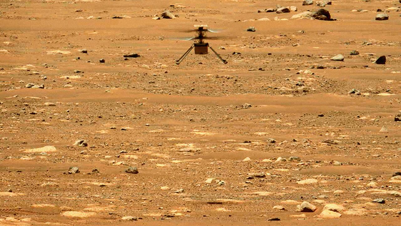 Esta es la nueva fotografía del Perseverance y de Marte que tomó el helicóptero Ingenuity mientras volaba