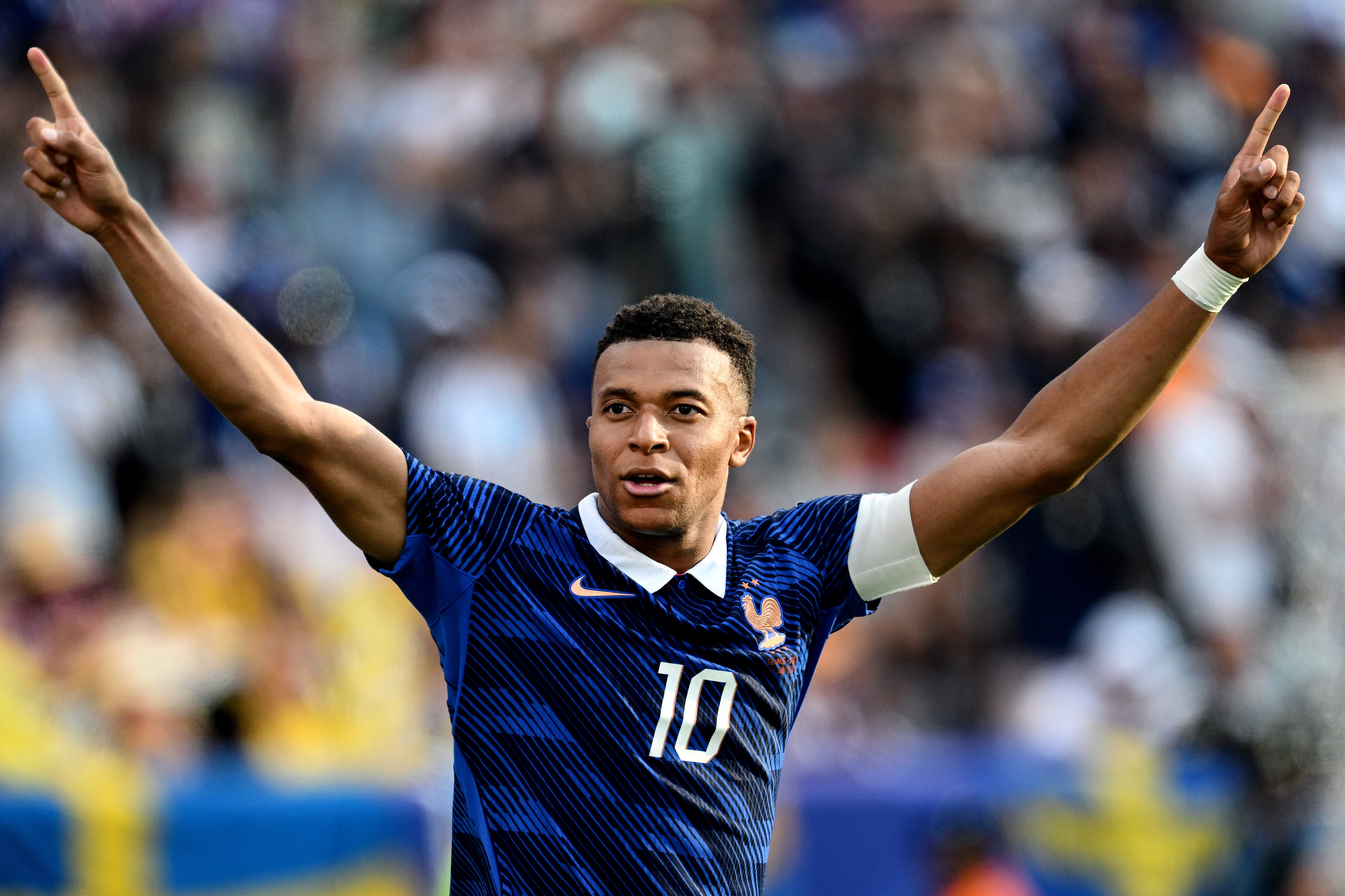 Mbappé celebra uno de los goles ante Suecia.