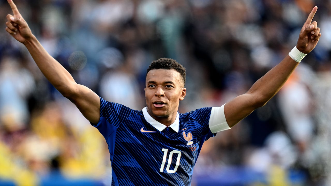 Mbappé marcó dos goles ante Suecia.