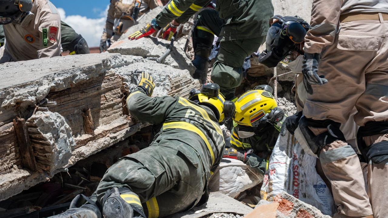 Los equipos de socorro trabajan bajo protocolos de seguridad.
