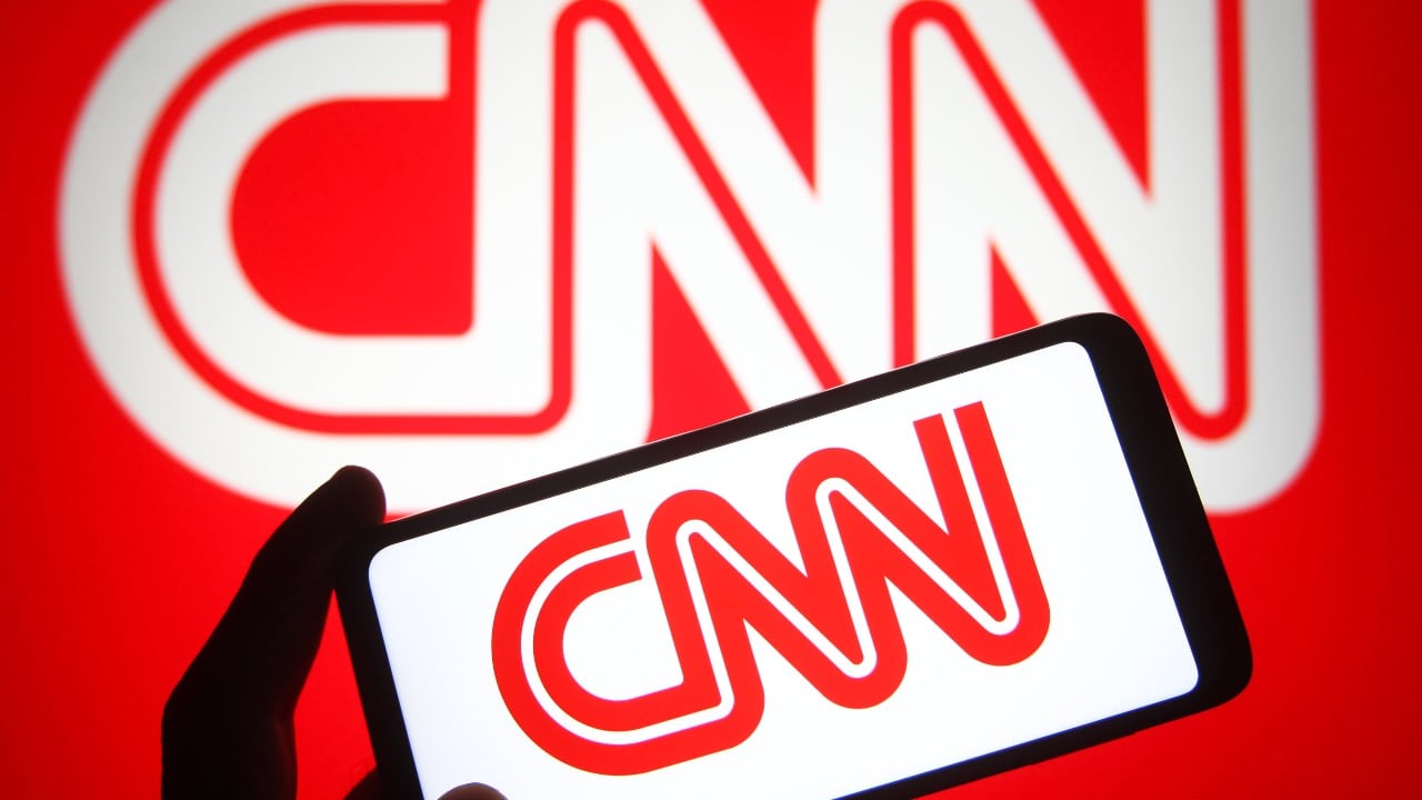 El relajamiento de los conductores de CNN dio lugar a episodios que se tornaron virales como el Cooper y el copresentador Andy Cohen bebiendo chupitos de tequila.