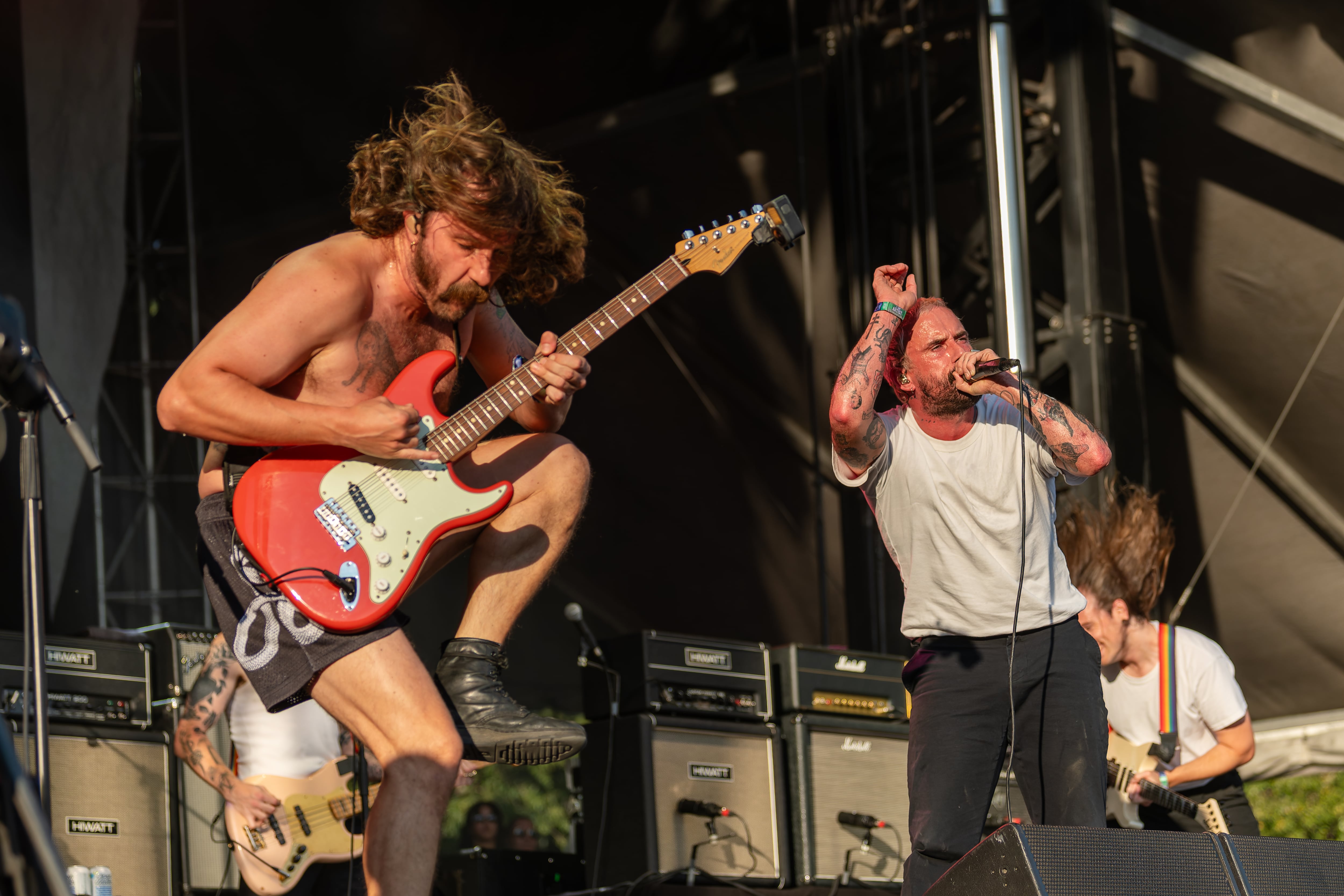 Mark Bowen y Joe Talbot de Idles en el Shaky Knees Music Festival de 2025. Foto: Derek White/Getty Images.