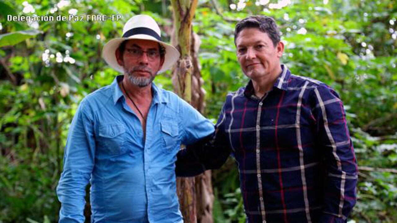 Pastor Alape y el general Rubén Darío Alzate.