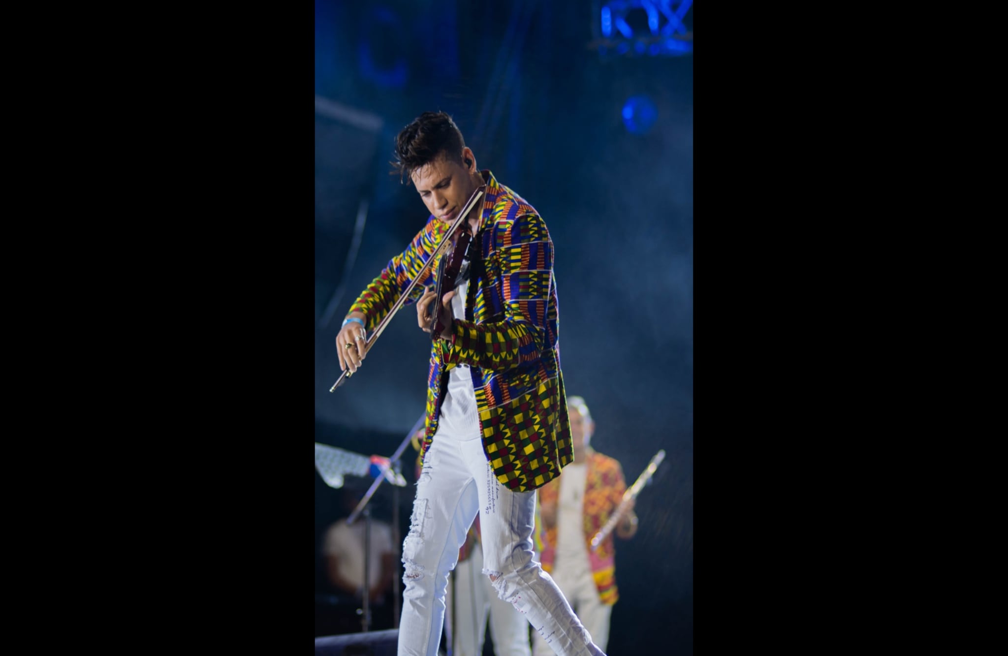 Daniel Vega, violinista de la agrupación Charanga Joven, en el lanzamiento de las Fiestas de Independencia del 11 de noviembre en Cartagena.