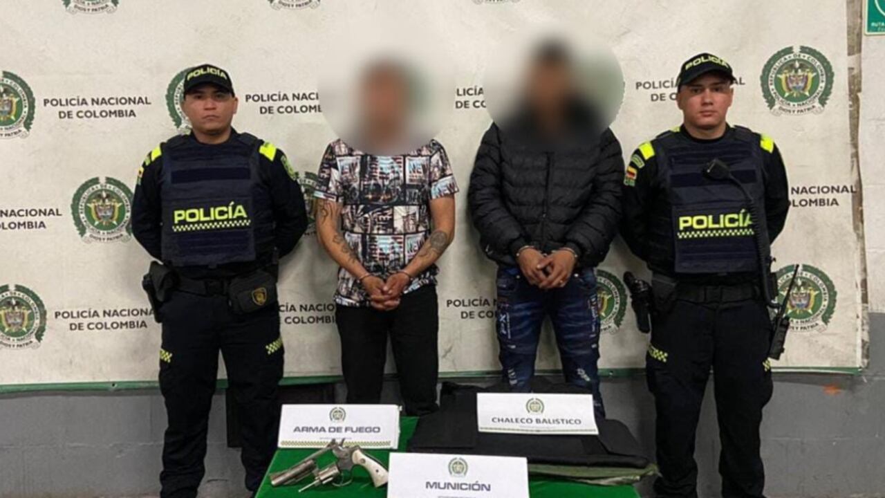 Estos dos fueron los dos capturados con revolver y chaleco israelí en San Victorino en Bogotá.