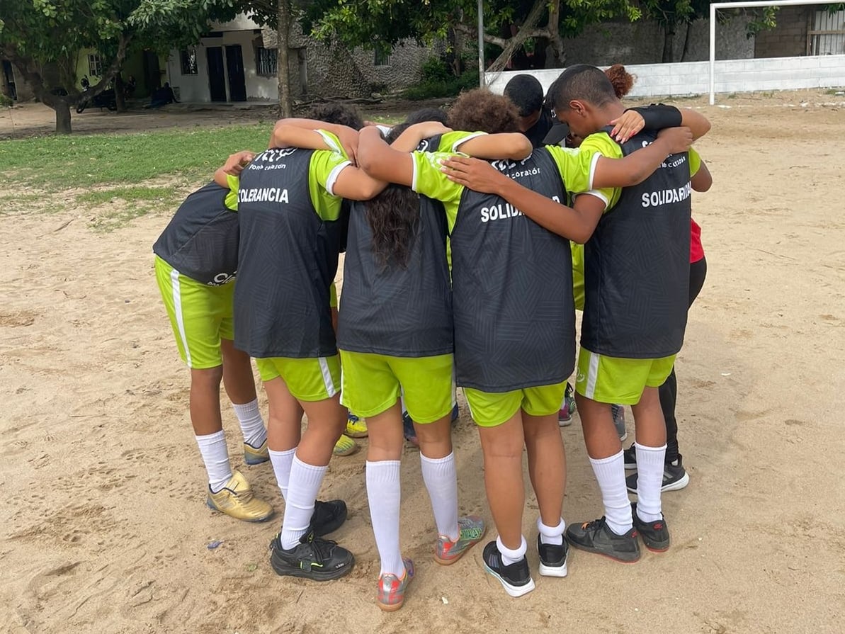 Copa Claro por Colombia utiliza una metodología especial que cambia completamente las reglas del fútbol: no hay árbitros, los equipos son mixtos, hay tres tiempos y todo se hace a través de consenso y diálogo.