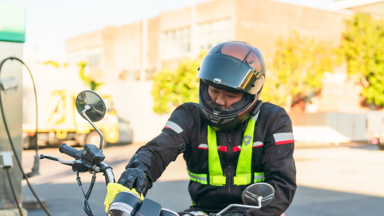 El uso de elementos reflectivos busca facilitar la identificación de los motociclistas en condiciones de poca visibilidad.