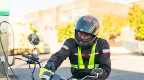 El uso de elementos reflectivos busca facilitar la identificación de los motociclistas en condiciones de poca visibilidad.