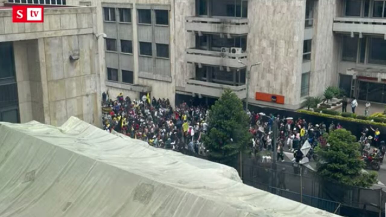 Esta es la dramática fotografía tomada por un magistrado desde dentro de la Corte mientras multitud los mantiene bloqueados