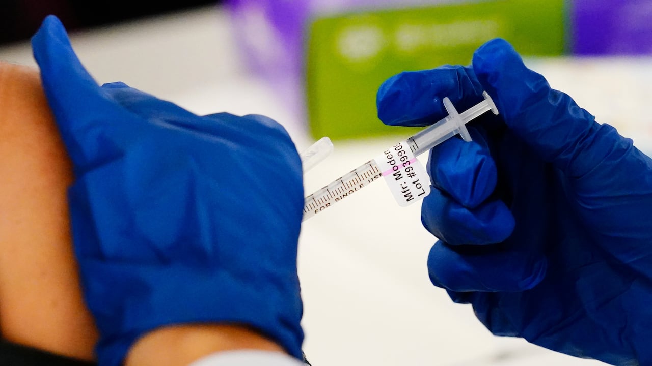 La vacunación sigue siendo el mejor método de prevención contra el coronavirus. Foto: AP.