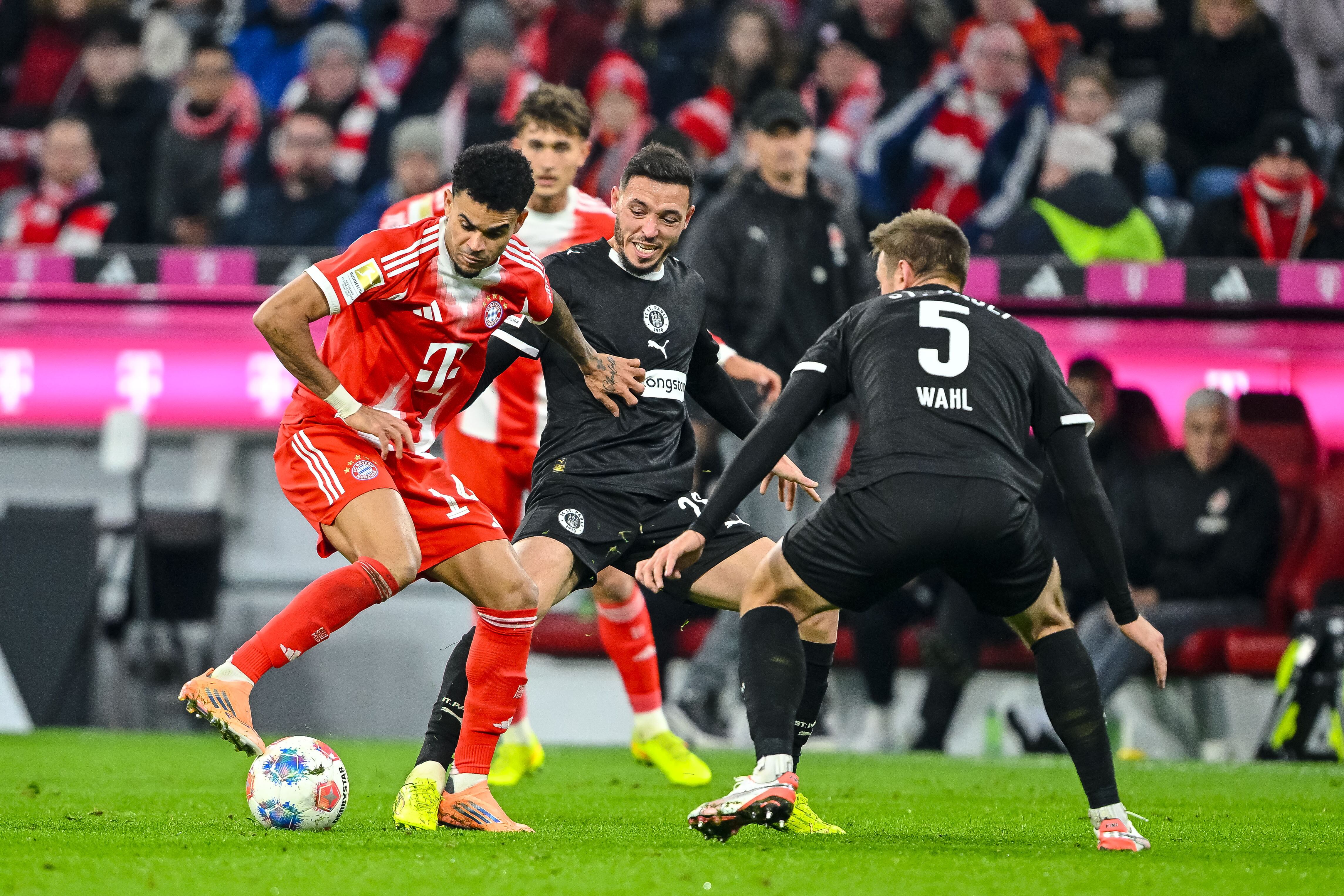 Hauke Wahl en la marca a Luis Díaz.