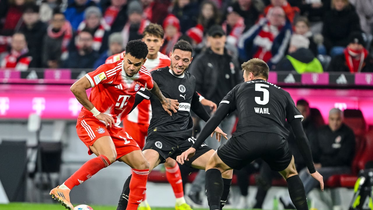 Hauke Wahl en la marca a Luis Díaz.