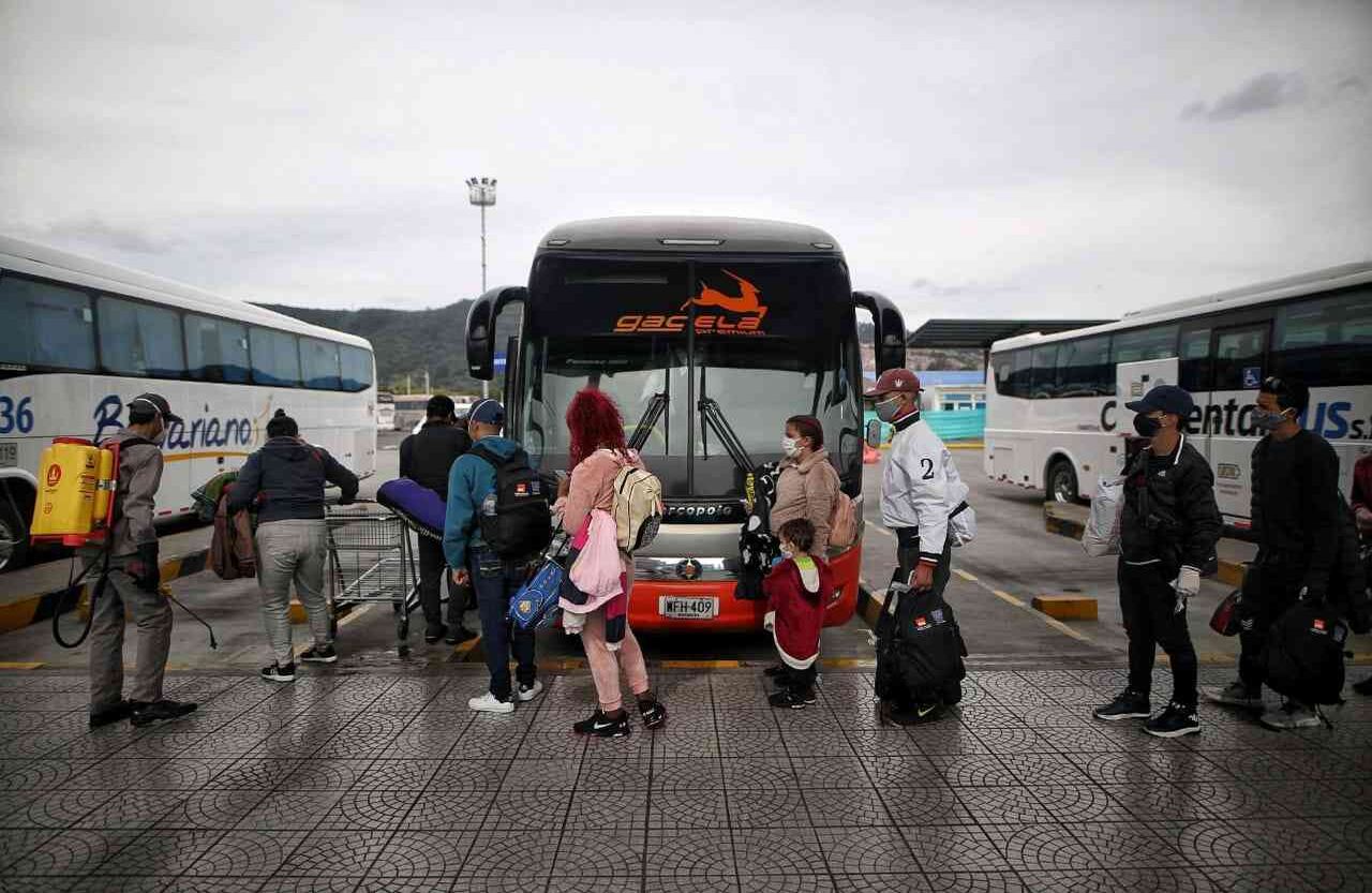 Venezolanos haciendo fila para subir a un bus en la terminal del norte. Foto: Esteban Vega/SEMANA