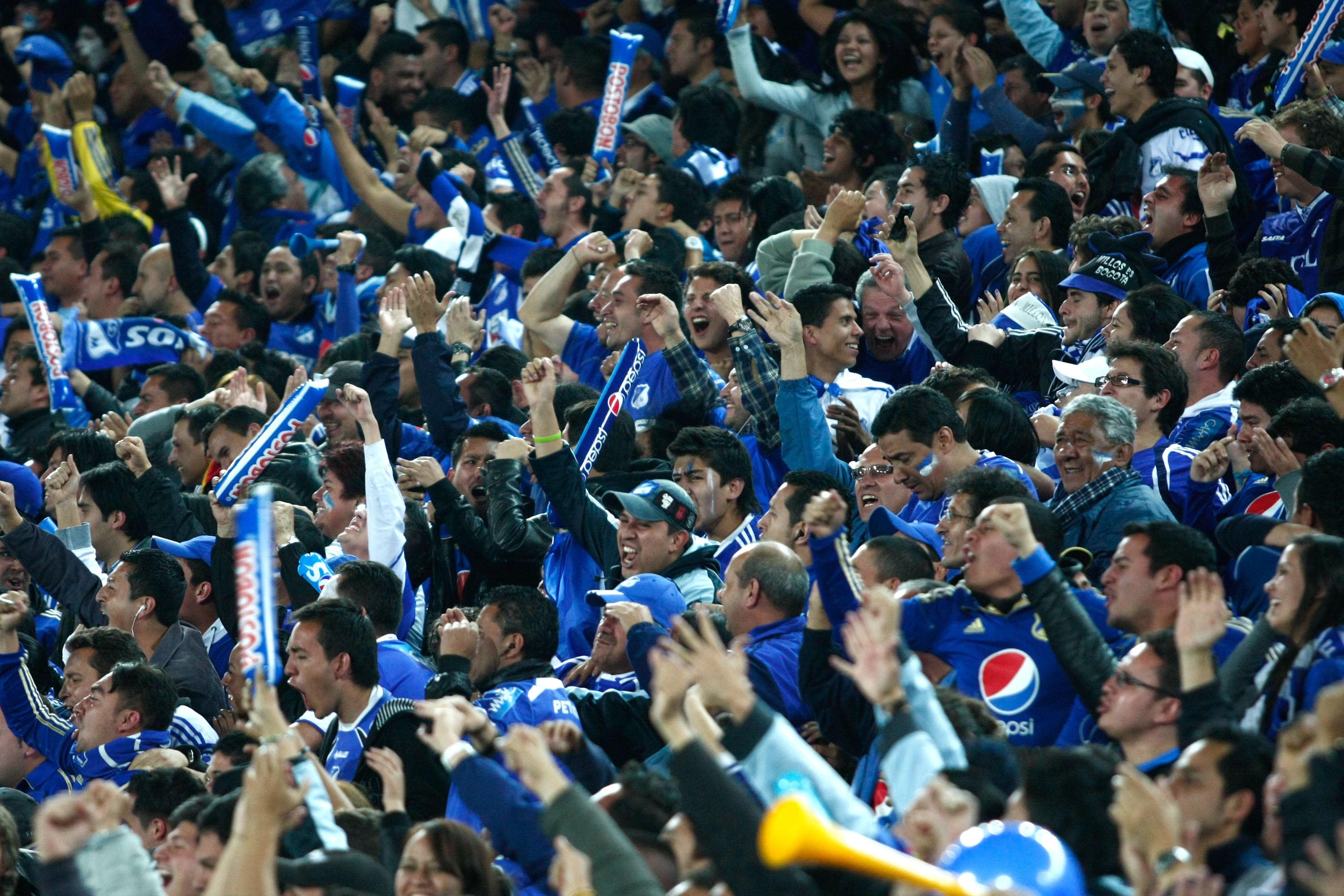 Hinchas de Millonarios en el estadio.